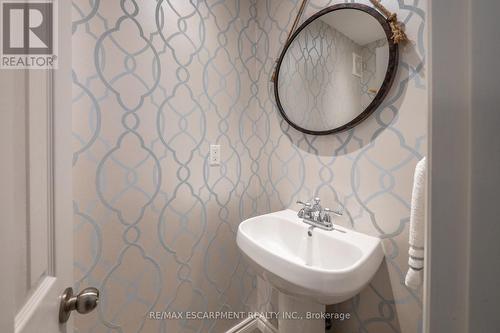 344 Camelot Court, Burlington, ON - Indoor Photo Showing Bathroom