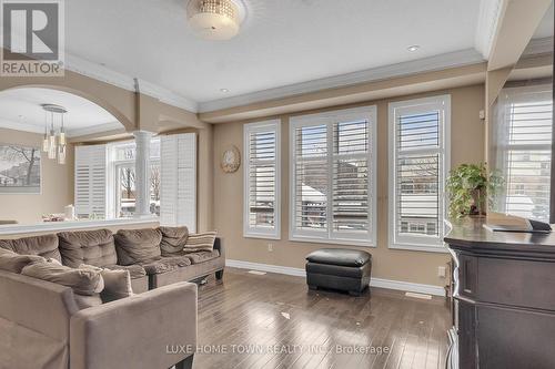 36 Chartwell Circle, Hamilton, ON - Indoor Photo Showing Living Room