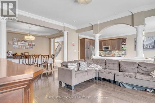 36 Chartwell Circle, Hamilton, ON - Indoor Photo Showing Living Room