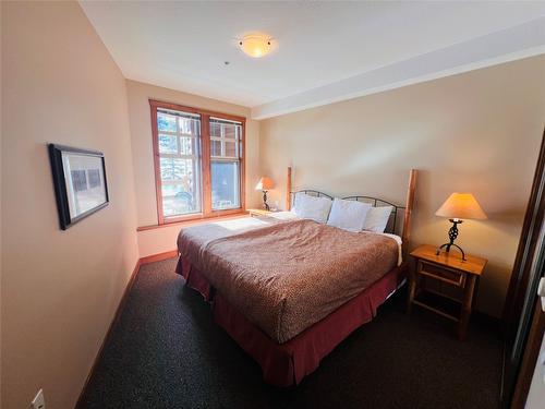 203-2090 Summit Drive, Panorama, BC - Indoor Photo Showing Bedroom