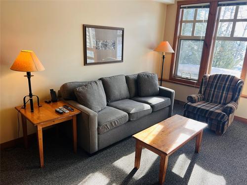 203-2090 Summit Drive, Panorama, BC - Indoor Photo Showing Living Room