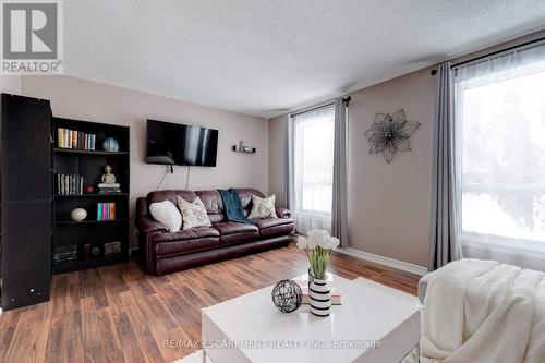 138 Sekura Crescent, Cambridge, ON - Indoor Photo Showing Living Room