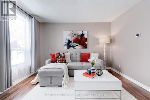 138 Sekura Crescent, Cambridge, ON - Indoor Photo Showing Living Room