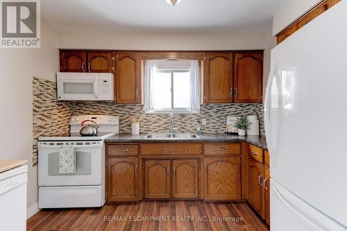 138 Sekura Crescent, Cambridge, ON - Indoor Photo Showing Kitchen With Double Sink