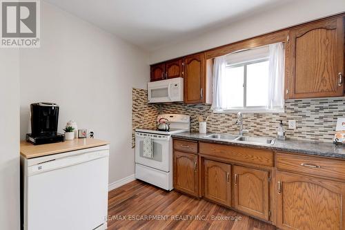 138 Sekura Crescent, Cambridge, ON - Indoor Photo Showing Kitchen With Double Sink