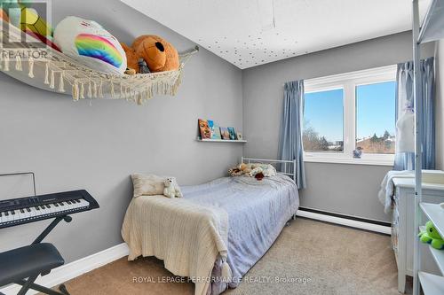 222 Huntridge, Ottawa, ON - Indoor Photo Showing Bedroom