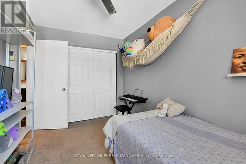 222 Huntridge, Ottawa, ON - Indoor Photo Showing Bedroom