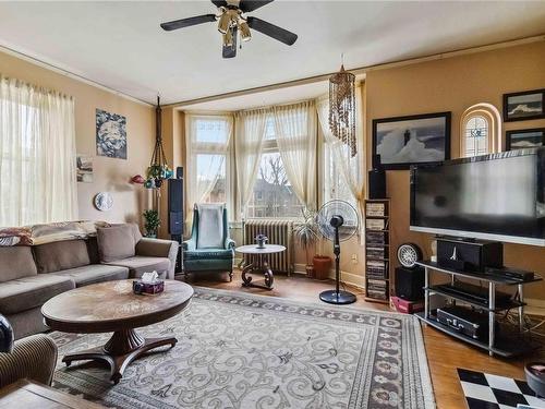 1612 Quadra St, Victoria, BC - Indoor Photo Showing Living Room