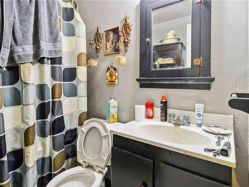 1612 Quadra St, Victoria, BC - Indoor Photo Showing Bathroom