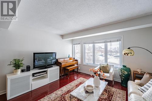 1914 Russell Road, Ottawa, ON - Indoor Photo Showing Living Room