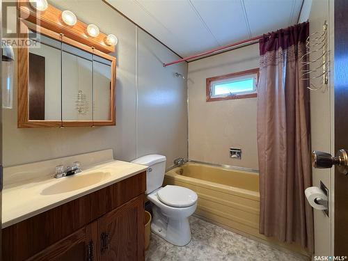 201 - 203 4Th Avenue, Climax, SK - Indoor Photo Showing Bathroom