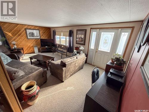 201 - 203 4Th Avenue, Climax, SK - Indoor Photo Showing Living Room