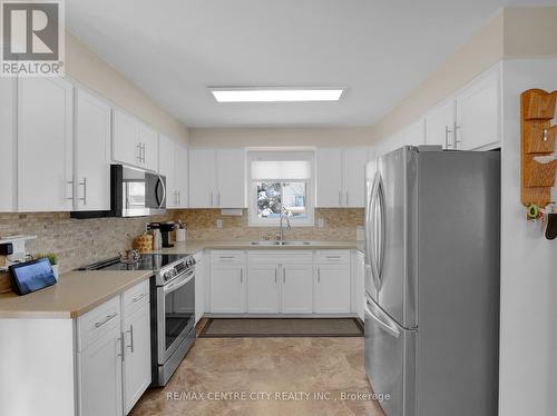 31 Sioux Court, London, ON - Indoor Photo Showing Kitchen With Double Sink With Upgraded Kitchen