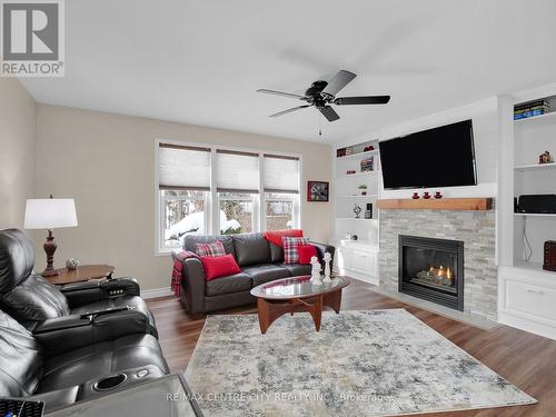 31 Sioux Court, London, ON - Indoor Photo Showing Living Room With Fireplace