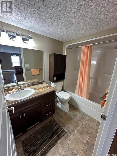 208 825 5Th Street Ne, Weyburn, SK - Indoor Photo Showing Bathroom