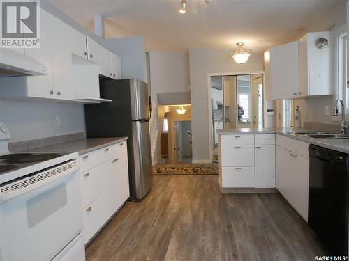 316 32Nd Street W, Saskatoon, SK - Indoor Photo Showing Kitchen With Double Sink