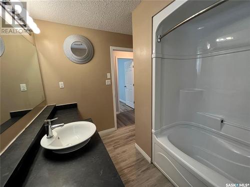 316 32Nd Street W, Saskatoon, SK - Indoor Photo Showing Bathroom