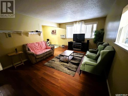 19 26 Shaw Street, Regina, SK - Indoor Photo Showing Living Room