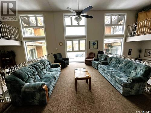 19 26 Shaw Street, Regina, SK - Indoor Photo Showing Living Room