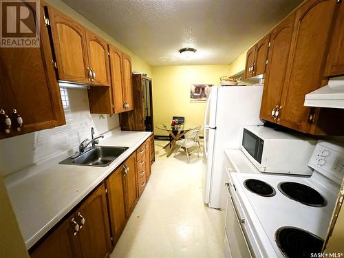 19 26 Shaw Street, Regina, SK - Indoor Photo Showing Kitchen