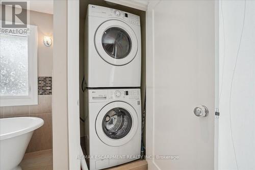 Primary Ensuite with Laundry - 300 Shoreview Road, Burlington, ON - Indoor Photo Showing Laundry Room