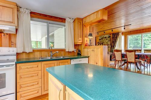 Kitchen - 35 Rue Academy, Sutton, QC - Indoor Photo Showing Kitchen With Double Sink