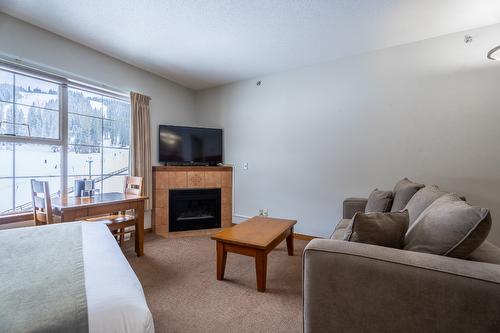 408-3160 Creekside Way, Sun Peaks, BC - Indoor With Fireplace