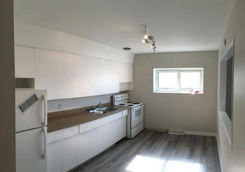 986 Archibald Street, Winnipeg, MB - Indoor Photo Showing Kitchen With Double Sink