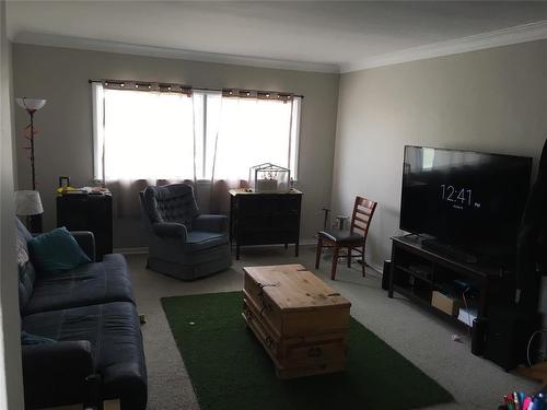 986 Archibald Street, Winnipeg, MB - Indoor Photo Showing Living Room