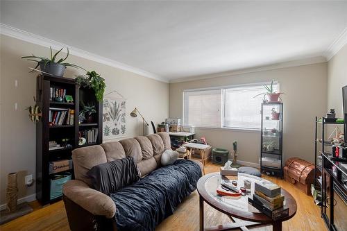 986 Archibald Street, Winnipeg, MB - Indoor Photo Showing Living Room