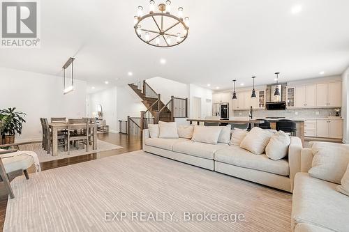 204 Avro Circle, Ottawa, ON - Indoor Photo Showing Living Room