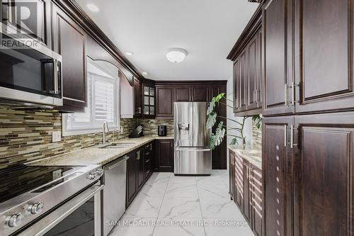 3328 Chokecherry Crescent, Mississauga, ON - Indoor Photo Showing Kitchen With Stainless Steel Kitchen