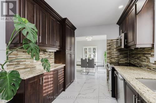 3328 Chokecherry Crescent, Mississauga, ON - Indoor Photo Showing Kitchen