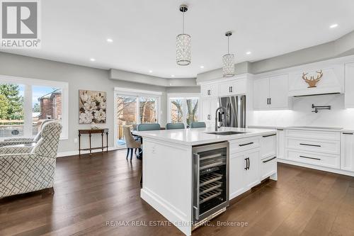 4397 Latimer Crescent, Burlington, ON - Indoor Photo Showing Kitchen With Upgraded Kitchen