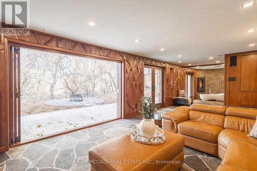 1691 Sunnycove Drive, Mississauga, ON - Indoor Photo Showing Living Room