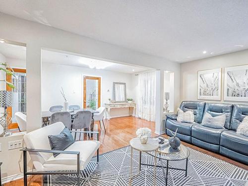 554 Galaxy Crt, Mississauga, ON - Indoor Photo Showing Living Room