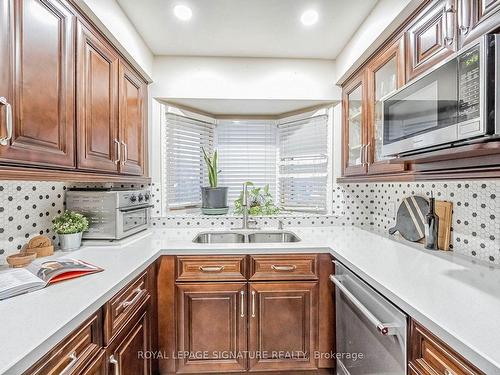 554 Galaxy Crt, Mississauga, ON - Indoor Photo Showing Kitchen With Double Sink