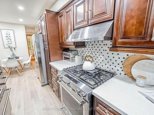 554 Galaxy Crt, Mississauga, ON - Indoor Photo Showing Kitchen