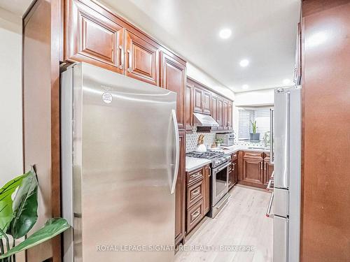 554 Galaxy Crt, Mississauga, ON - Indoor Photo Showing Kitchen