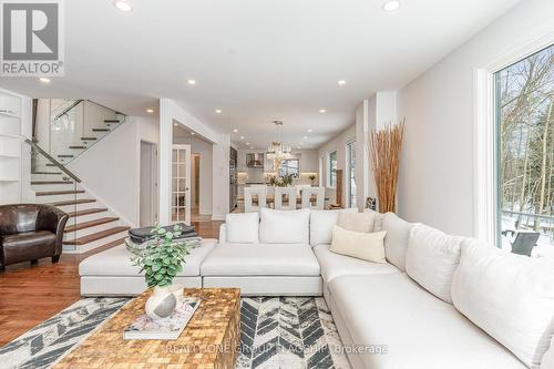 1135 Greenoaks Drive, Mississauga, ON - Indoor Photo Showing Living Room