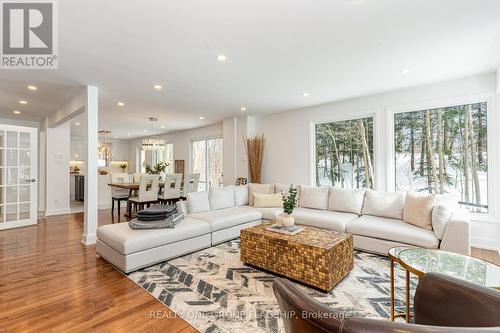 1135 Greenoaks Drive, Mississauga, ON - Indoor Photo Showing Living Room