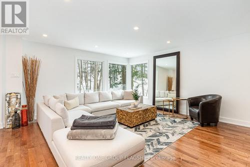 1135 Greenoaks Drive, Mississauga, ON - Indoor Photo Showing Living Room