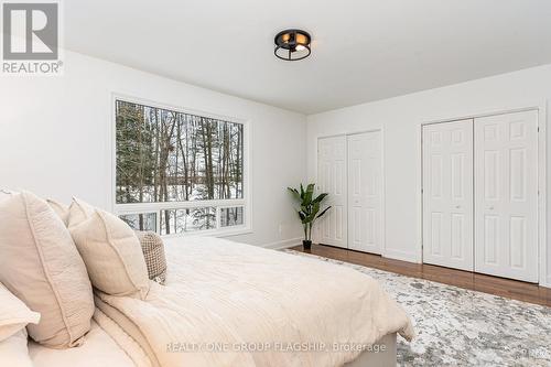 1135 Greenoaks Drive, Mississauga, ON - Indoor Photo Showing Bedroom