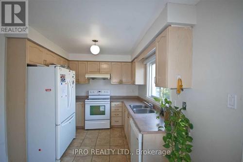 5441 Palmerston Crescent, Mississauga, ON - Indoor Photo Showing Kitchen With Double Sink