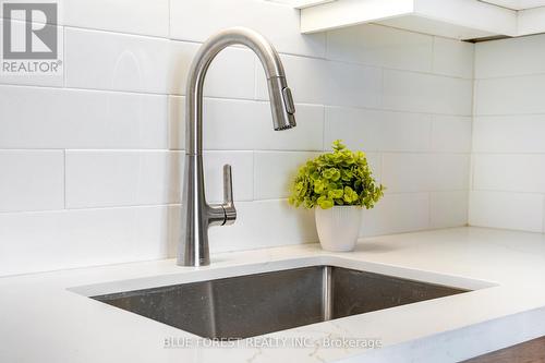 574 Oakridge Drive, London, ON - Indoor Photo Showing Kitchen