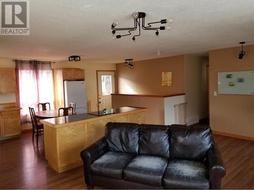 806 4Th Avenue, Mcbride, BC - Indoor Photo Showing Living Room