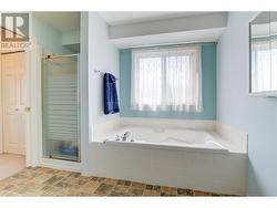 soaker tub in master - 