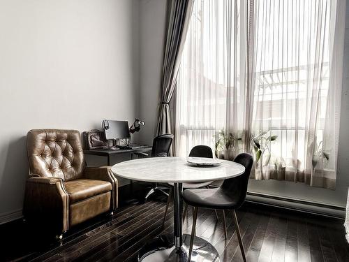 Coin-repas - 702-1200 Rue St-Alexandre, Montréal (Ville-Marie), QC - Indoor Photo Showing Dining Room