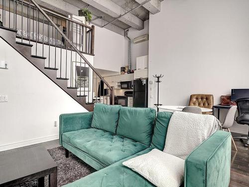 Salon - 702-1200 Rue St-Alexandre, Montréal (Ville-Marie), QC - Indoor Photo Showing Living Room