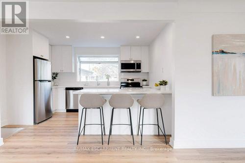 5470 Randolph Crescent, Burlington, ON - Indoor Photo Showing Kitchen With Stainless Steel Kitchen